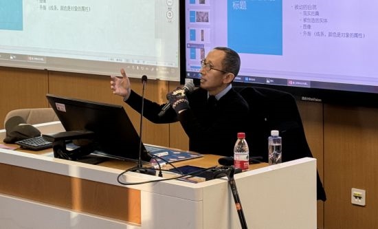 從去年秋天起，還在治療中的朱銳就堅持給本科生開課。（受訪者供圖）