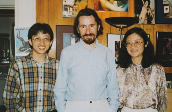 1992年，朱銳（左）赴美國杜蘭大學攻讀心靈哲學與認知科學，師從心靈哲學和認知科學家Radu Bogdan（中），右為朱銳師姐、北師大教授田平。