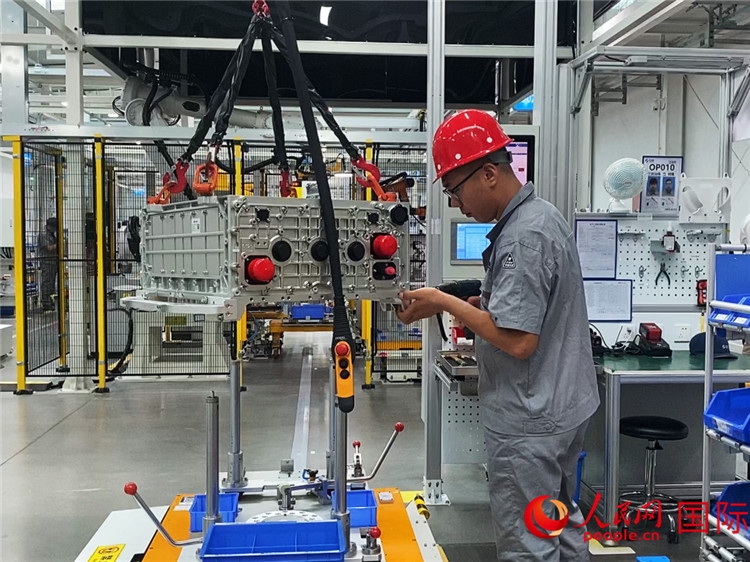 技術(shù)人員進行系統(tǒng)化測試。人民網(wǎng)記者 于洋攝