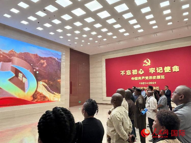 代表團參觀“不忘初心 牢記使命”中國共產黨歷史展覽。人民網 曹欣悅攝
