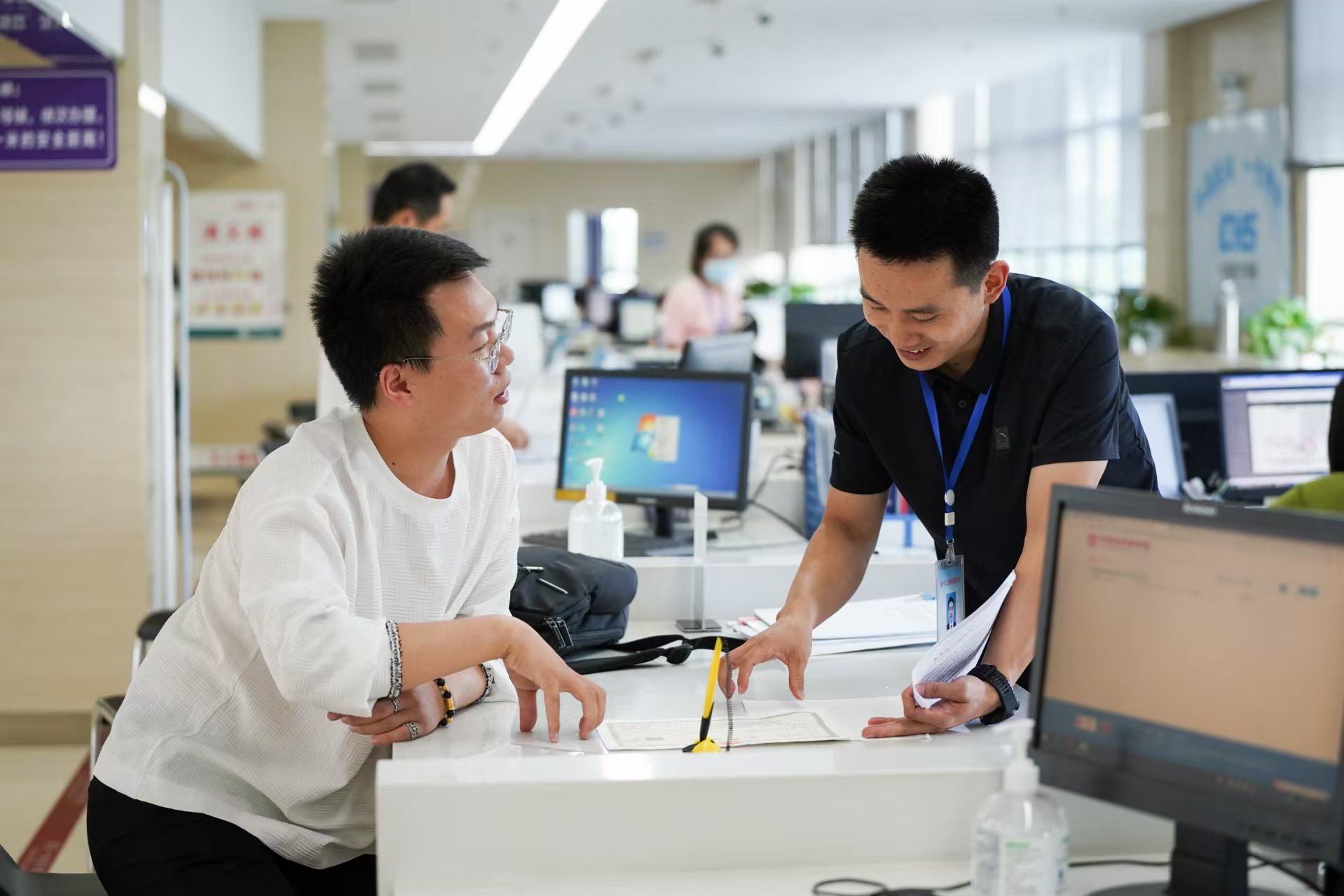 安徽省池州市市民在市政務(wù)服務(wù)大廳辦理業(yè)務(wù)。人民網(wǎng)記者 王銳攝
