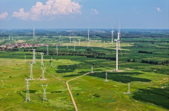 這是2024年7月19日拍攝的內蒙古通遼238萬千瓦風電項目（無人機照片）。此項目每年可將75億千瓦時清潔電能經(jīng)扎魯特—青州±800（千伏）直流特高壓外送通道送至山東地區(qū)消納，相當于滿足受端地區(qū)超過300萬戶居民家庭用電需求，節(jié)約標煤261萬噸，減少二氧化碳排放634萬噸。