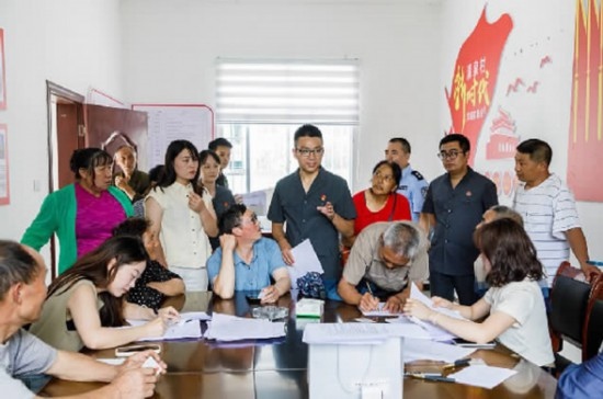 圖為2024年8月6日，重慶市奉節(jié)縣人民法院興隆人民法庭庭長費(fèi)明軍（中）在做調(diào)解工作。蹇懿 攝