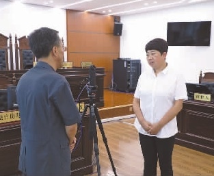 圖為全國人大代表玉明姬（右）詳細(xì)了解環(huán)境資源審判工作情況。劉思妤 攝