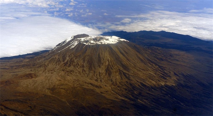 2012年8月3日，常被云霧環(huán)繞的乞力馬扎羅山云開霧散，雄姿一覽無余。新華社記者丁海濤攝
