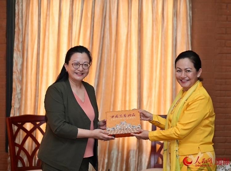 馬珈大使向岱岱楷部長贈送中國特色紀(jì)念品。人民網(wǎng)記者 謝佳君攝