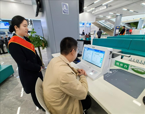 市民用電子范例填單臺(tái)錄入信息。人民網(wǎng)記者 周雯攝