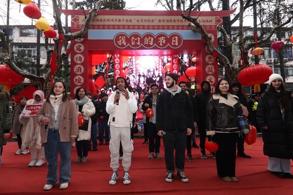 “熊貓叨叨”團(tuán)隊(duì)參加上海四平社區(qū)“元宵行街會”。