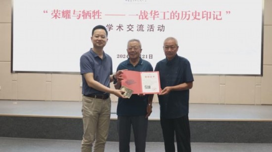 圖為中國(guó)華僑歷史博物館負(fù)責(zé)人寧一為河間一戰(zhàn)華工后代代表沈秉燦、沈秉尊頒發(fā)捐贈(zèng)證書和感謝函。