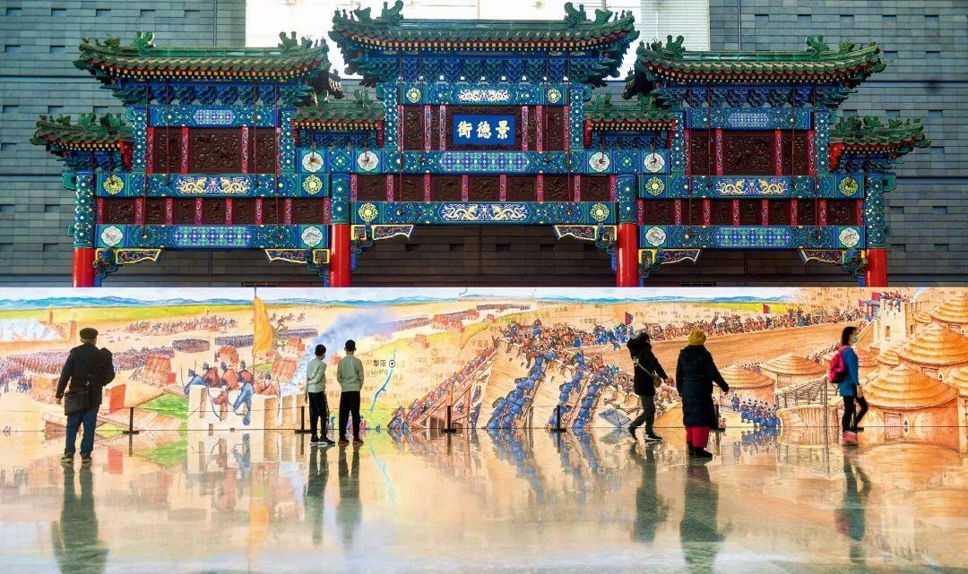 △2022年1月，觀眾在首都博物館參觀“穿越時空的大運河”數(shù)字影像展。