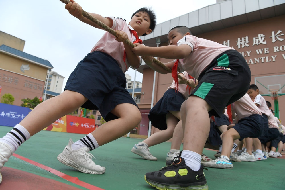 廣西南寧市玉蘭路小學(xué)的孩子們在進(jìn)行拔河比賽（2021年5月31日攝）。新華社記者 周華 攝