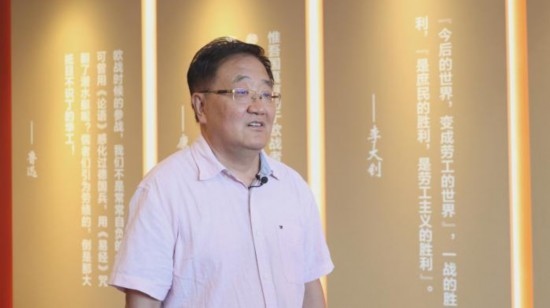 圖為中國(guó)社會(huì)科學(xué)學(xué)院近代史研究所研究員張俊義接受媒體采訪。