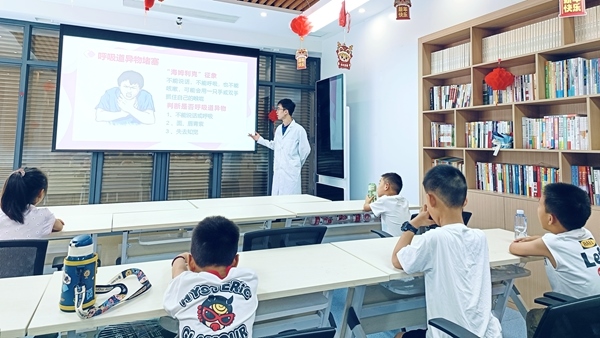 西安交通大學(xué)“筑夢(mèng)醫(yī)心·護(hù)佑三農(nóng)”實(shí)踐團(tuán)開(kāi)展健康科普。校方供圖