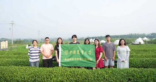 在山東日照，中國(guó)農(nóng)業(yè)大學(xué)食品學(xué)院實(shí)踐團(tuán)就農(nóng)業(yè)生產(chǎn)智能化設(shè)備、肥料選用等問(wèn)題開(kāi)展實(shí)地調(diào)研，并面向300余名村民陸續(xù)開(kāi)展4次科普宣講。校方供圖