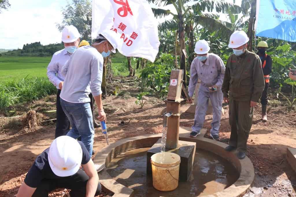 2022年4月11日，在盧旺達(dá)東方省加齊博區(qū)穆拉姆比，工作人員檢查一口中國援建的水井。新華社發(fā)