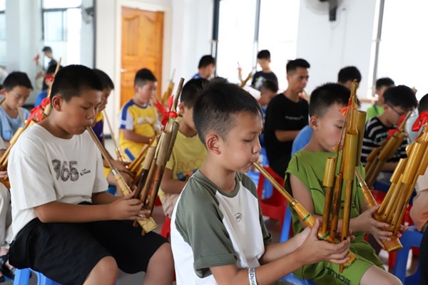 孩子們在學(xué)吹蘆笙。融水縣文化館供圖