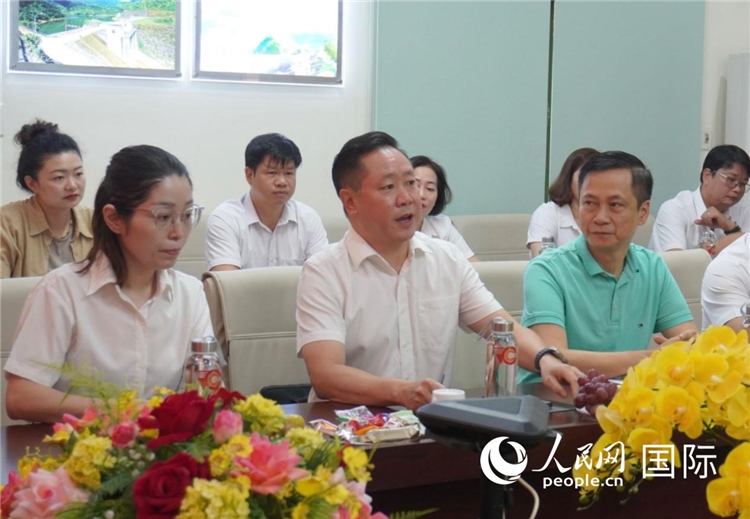 越中電力公司董事長李志雄（前排左二）介紹越南電力情況。葛沙莎攝