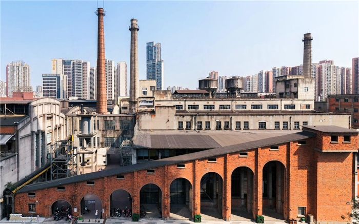 在原成都國(guó)營(yíng)紅光電子管廠舊址上改建而成的東郊記憶園區(qū)南大門。大門既保留了老工業(yè)區(qū)的風(fēng)貌，又融入了現(xiàn)代審美和創(chuàng)意，成為了園區(qū)一大亮點(diǎn)。資料圖片