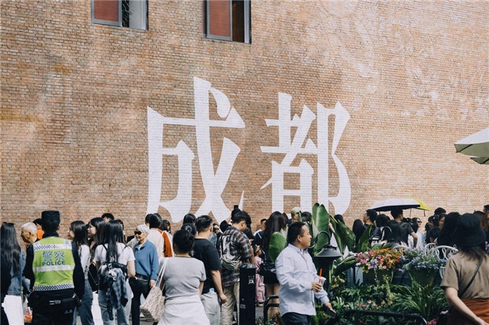 東郊記憶園區(qū)“成都?jí)Α币跃薮蟮摹俺啥肌弊謽雍酮?dú)特的藝術(shù)設(shè)計(jì)成為園區(qū)的網(wǎng)紅打卡地，吸引了眾多游客和市民前來(lái)參觀。資料圖片