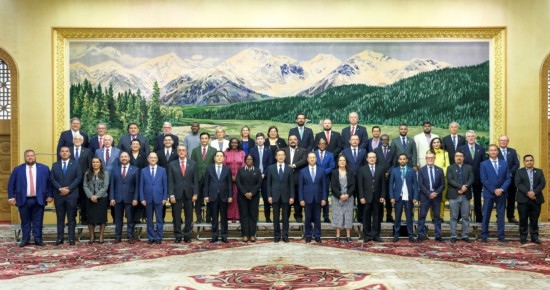 8月30日，國家副主席韓正在北京集體會見出席2024年國際議員友好交流論壇的各國代表。新華社記者 丁林 攝
