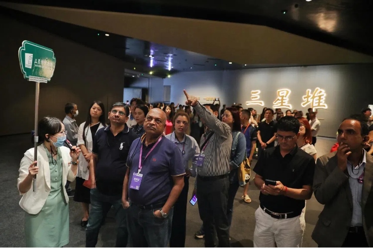 8月31日，亞洲媒體考察團(tuán)參訪三星堆博物館?！吨袊?jīng)濟(jì)周刊》記者肖翊攝