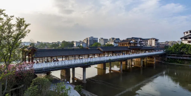 樂山蘇稽古鎮(zhèn)廊橋。樂山市委宣傳部供圖