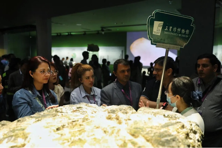 8月31日，亞洲媒體考察團(tuán)參訪三星堆博物館。左一為馬來西亞《星報(bào)》首席商務(wù)官莉迪婭·王?！吨袊?jīng)濟(jì)周刊》記者肖翊攝