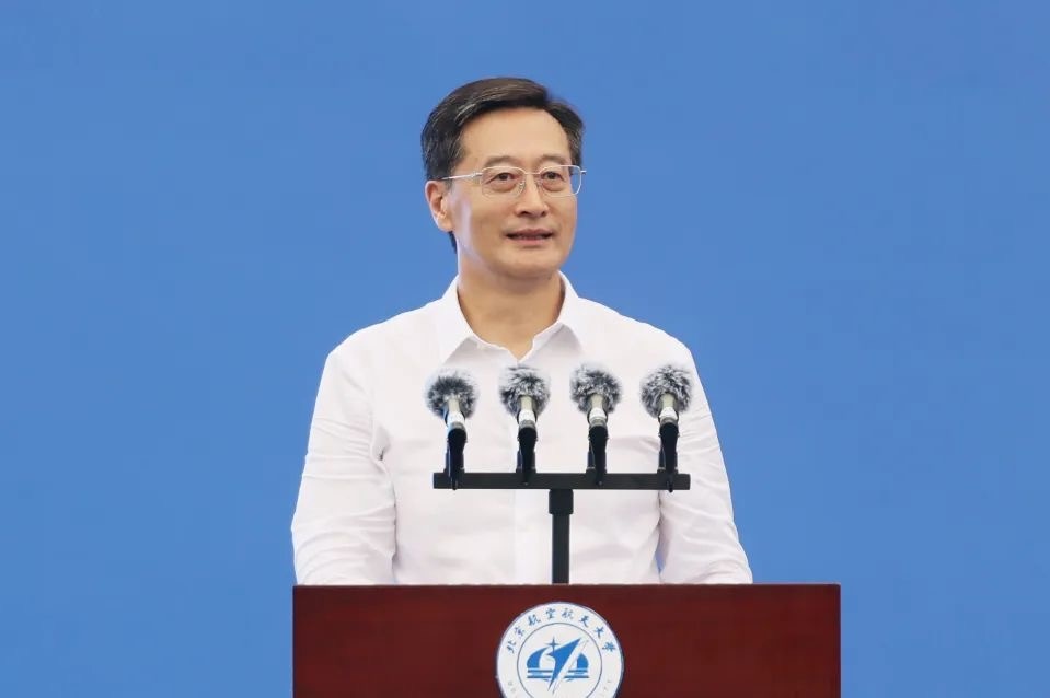 中國工程院院士、北京航空航天大學(xué)校長王云鵬在2024級新生開學(xué)典禮上講話。校方供圖