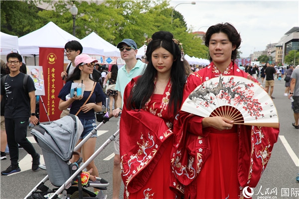 5、當(dāng)?shù)厝A僑華人身穿漢服參加文化節(jié)。 人民網(wǎng)記者 李志偉攝