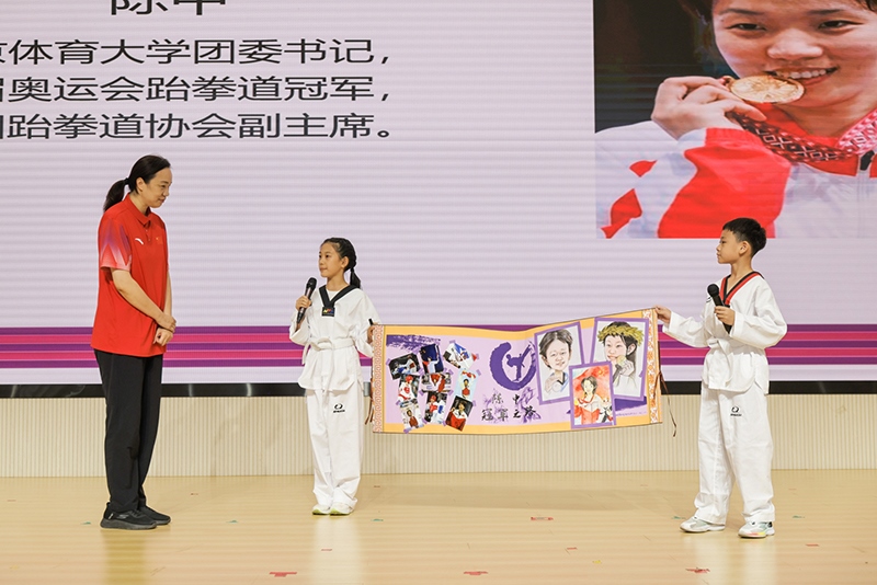 兩位學(xué)生小記者對(duì)話陳中老師。學(xué)校供圖