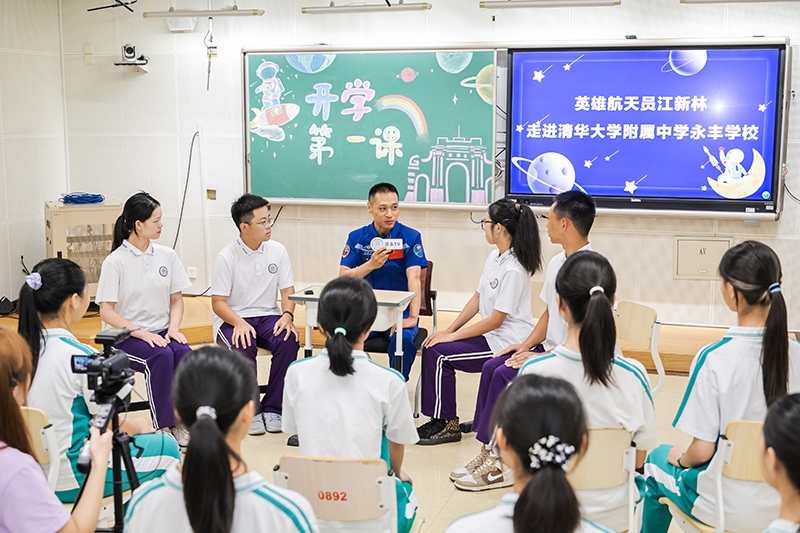 “英雄航天員”江新林給學(xué)生們帶來(lái)“開學(xué)第一講”。學(xué)校供圖