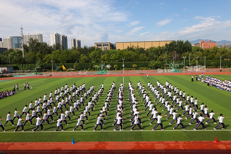 高一學(xué)生在開學(xué)典禮中表演軍體拳。學(xué)校供圖