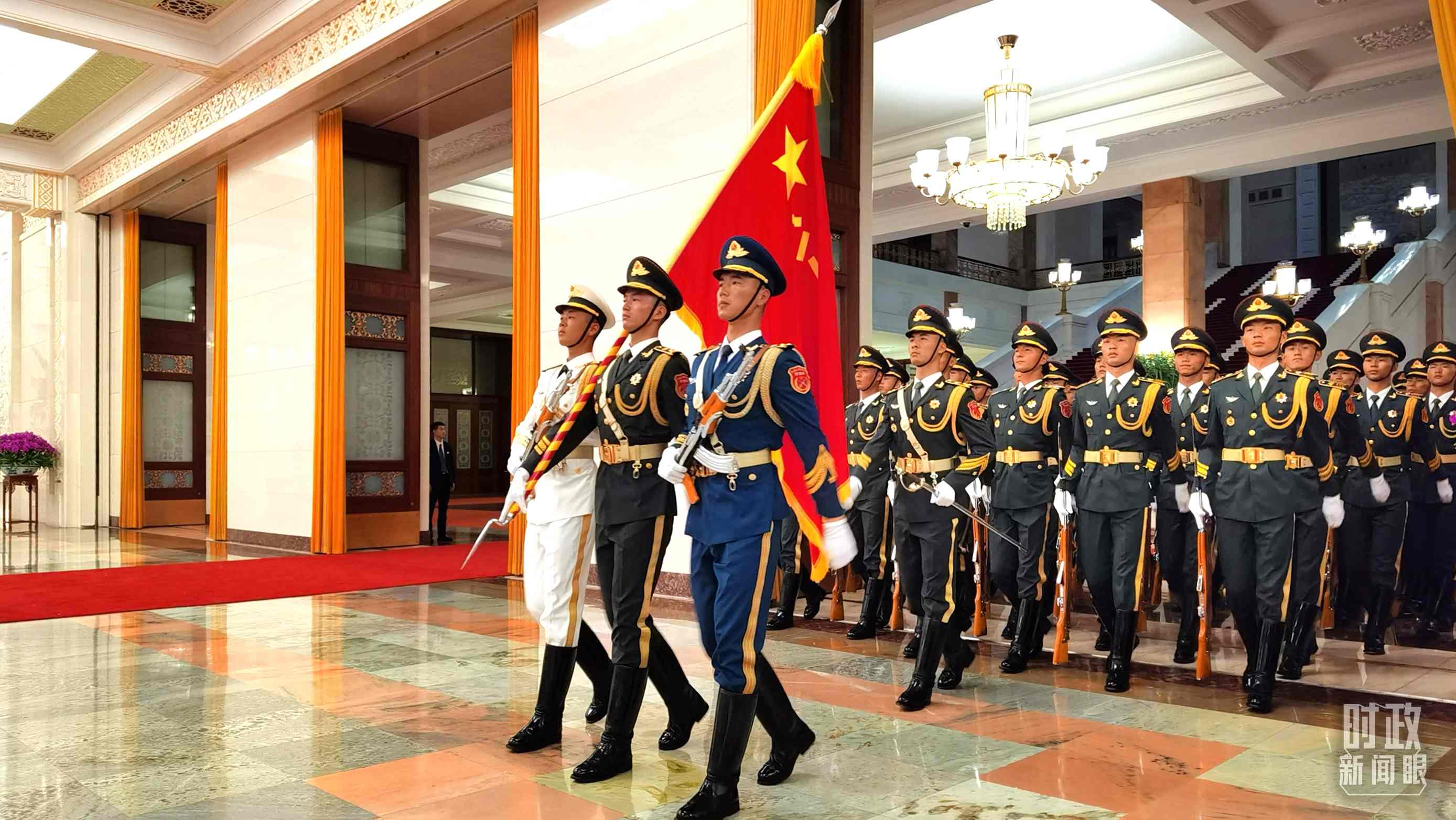 △9月2日，習(xí)主席在人民大會(huì)堂北大廳為拉馬福薩總統(tǒng)舉行歡迎儀式。（總臺(tái)央視記者郭鴻拍攝）