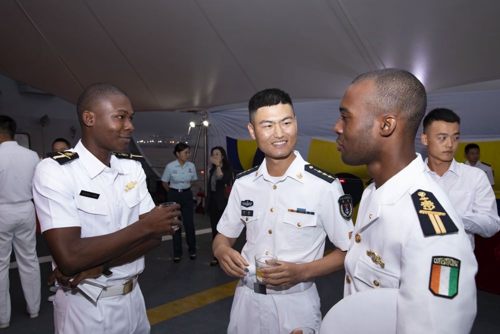 2023年6月25日，中國和科特迪瓦雙方官兵在南寧艦舉辦的甲板招待會上交流。中國海軍第43批護(hù)航編隊22日抵達(dá)科特迪瓦經(jīng)濟(jì)首都阿比讓，開始對科特迪瓦為期4天的友好訪問。