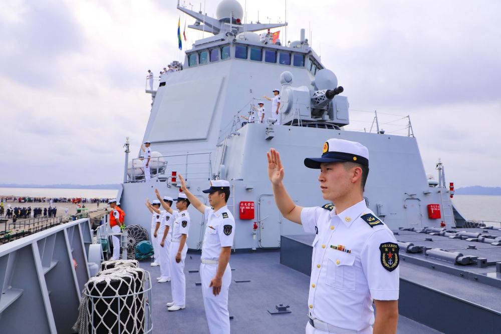 2023年7月8日，中國海軍第43批護(hù)航編隊官兵向加蓬利伯維爾奧文多港碼頭的歡迎人群揮手致意。中國海軍第43批護(hù)航編隊抵達(dá)加蓬利伯維爾，開始對加蓬進(jìn)行為期4天的友好訪問。