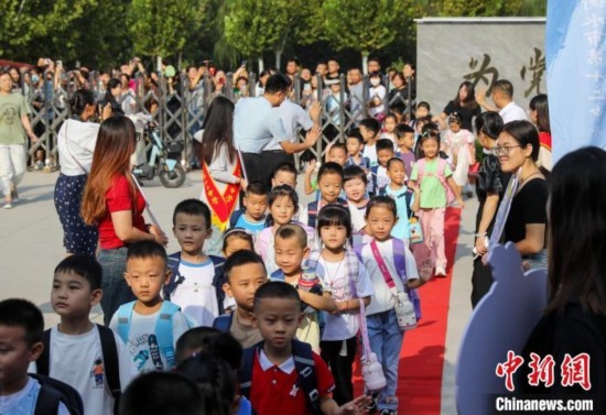 9月1日起，河北省衡水市各中小學(xué)陸續(xù)開學(xué)。9月4日，2024級小學(xué)一年級新生集中入學(xué)，為迎接新同學(xué)，各學(xué)校開展了豐富多彩的活動。 據(jù)衡水市教育局介紹，今年衡水市746所中小學(xué)共迎來75.1萬名新生。其中，全市550所小學(xué)迎來新生34.46萬名。圖為衡水市第十二中學(xué)小學(xué)部的一年級新生走紅毯。陳康 攝