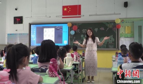 圖為衡水市新苑小學(xué)，老師正在給學(xué)生講開學(xué)第一課的內(nèi)容。王天祥 攝