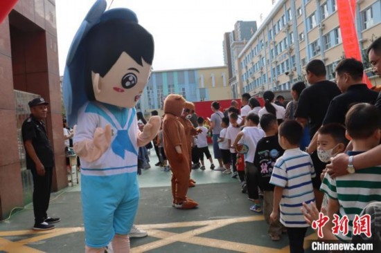 圖為衡水市新苑小學(xué)，老師穿上玩偶服裝歡迎新生入學(xué)。王天祥 攝