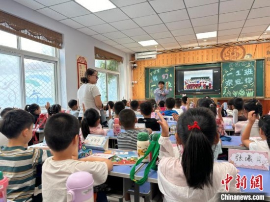圖為衡水市康復(fù)街小學(xué)，老師講解開學(xué)第一課校園紀(jì)律與禮儀。徐鵬璐 攝
