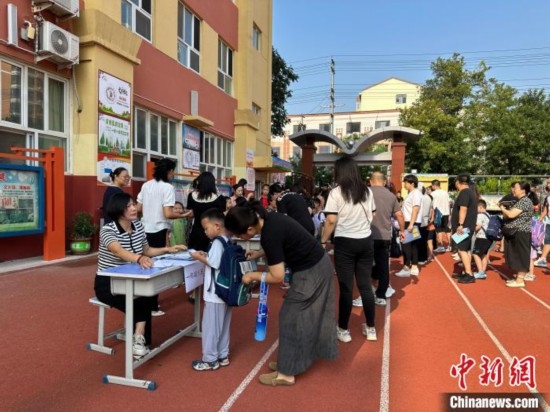 圖為衡水市康復(fù)街小學(xué)，正在簽到的小學(xué)生。徐鵬璐 攝