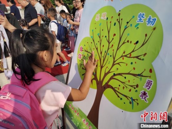 圖為衡水市利民路小學(xué)，孩子們在成長樹的“好習(xí)慣”樹枝上按手印做出承諾。張松 攝