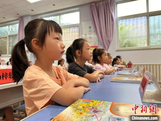 圖為衡水市康復(fù)街小學(xué)，小學(xué)生聽老師講開學(xué)第一課內(nèi)容。徐鵬璐 攝