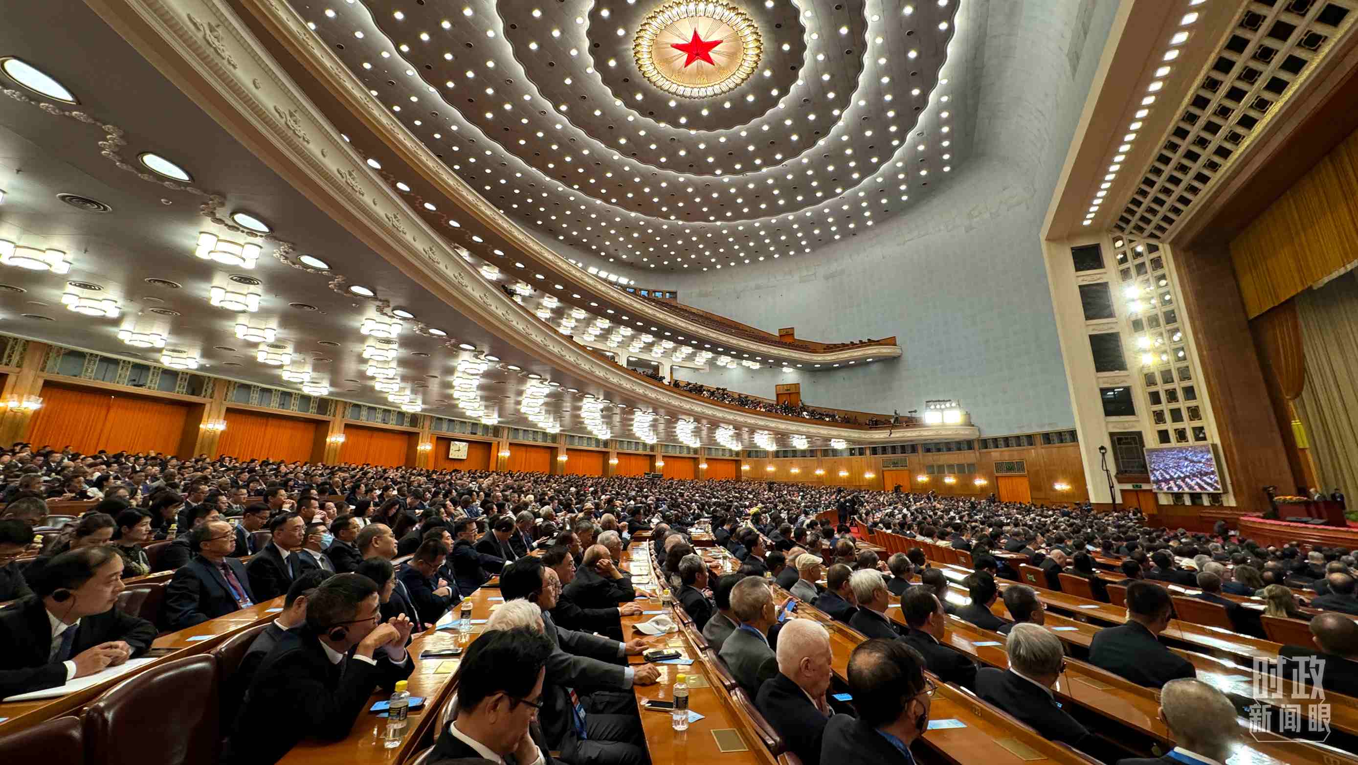  △中非合作論壇非方成員國國家元首、政府首腦、代表團(tuán)團(tuán)長及國際和地區(qū)組織負(fù)責(zé)人等中外各界人士3200余人出席開幕式。（總臺央視記者蔣碩拍攝）