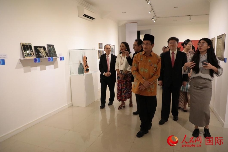 參加開(kāi)幕式的嘉賓參觀展覽。人民網(wǎng)記者曹師韻攝