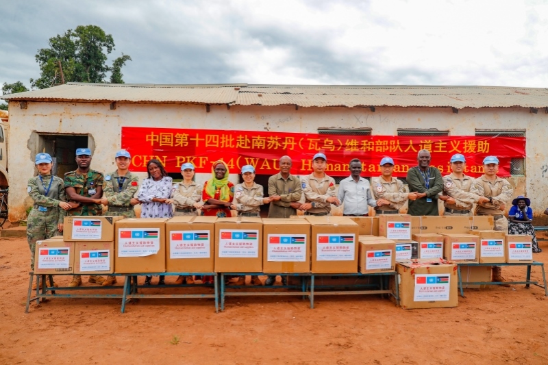 維和官兵與學校代表進行物資交接。王皓宇攝