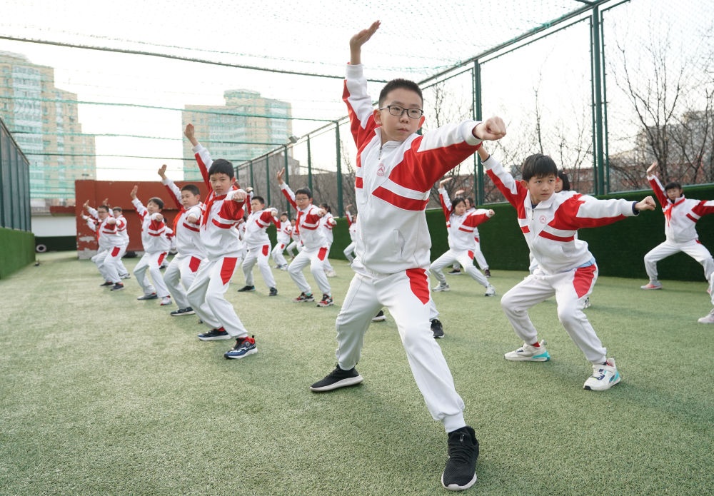 2024年2月21日，在人大附中實(shí)驗(yàn)小學(xué)，學(xué)生們在體育課中進(jìn)行武術(shù)練習(xí)。新華社記者 任超 攝