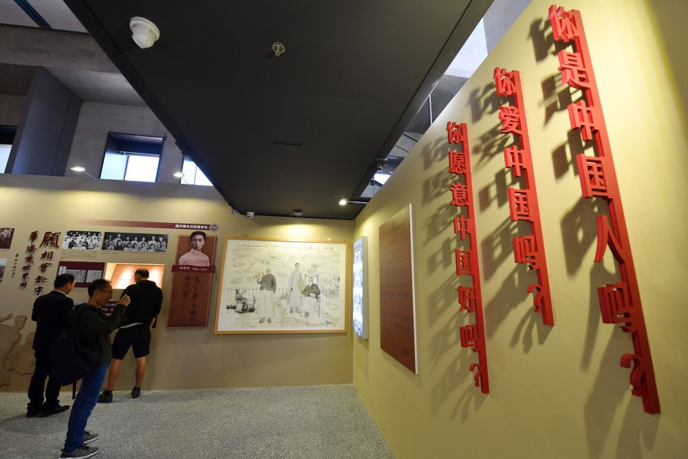 在南開大學(xué)海冰樓內(nèi)，墻上掛著“愛國三問”（2019年10月14日攝）。新華社記者 李然 攝