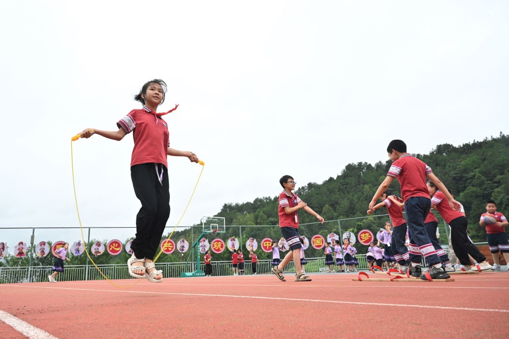 在廣西桂林市龍勝各族自治縣龍勝鎮(zhèn)第二小學(xué)，學(xué)生在大課間跳繩（2024年6月26日攝）。新華社記者 姜克紅 攝