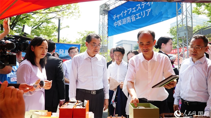 湖南展位工作人員向中國駐日本大使吳江浩介紹特色文創(chuàng)產品。人民網 蔣曉辰攝