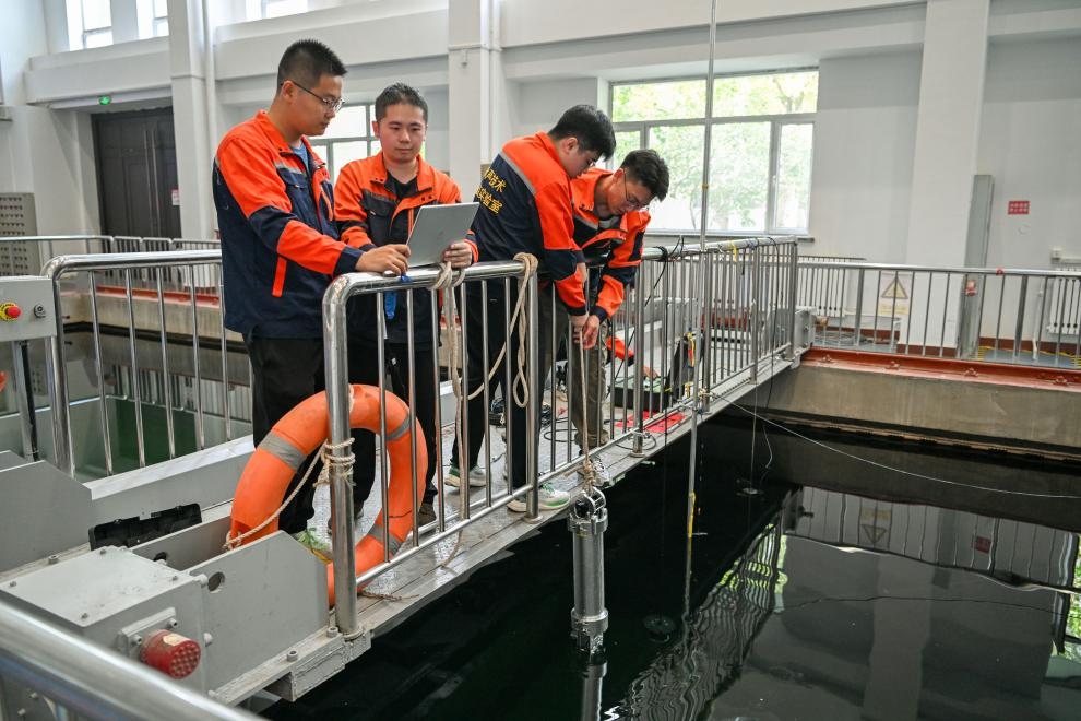 哈爾濱工程大學水聲工程學院學生在進行技術實驗。新華社記者王松 攝